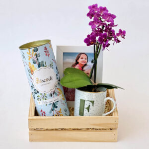 Cesta com Porta Retrato, Caneca, Biscoitos e Flor