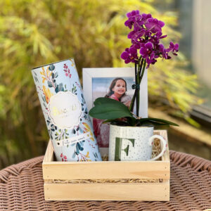 Cesta com Porta Retrato, Caneca, Biscoitos e Flor