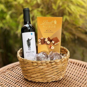 Cesta com Vinho e Chocolates Luxo