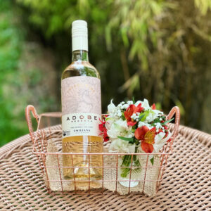 Cesta Aramada Com Vinho Rosé e Flores