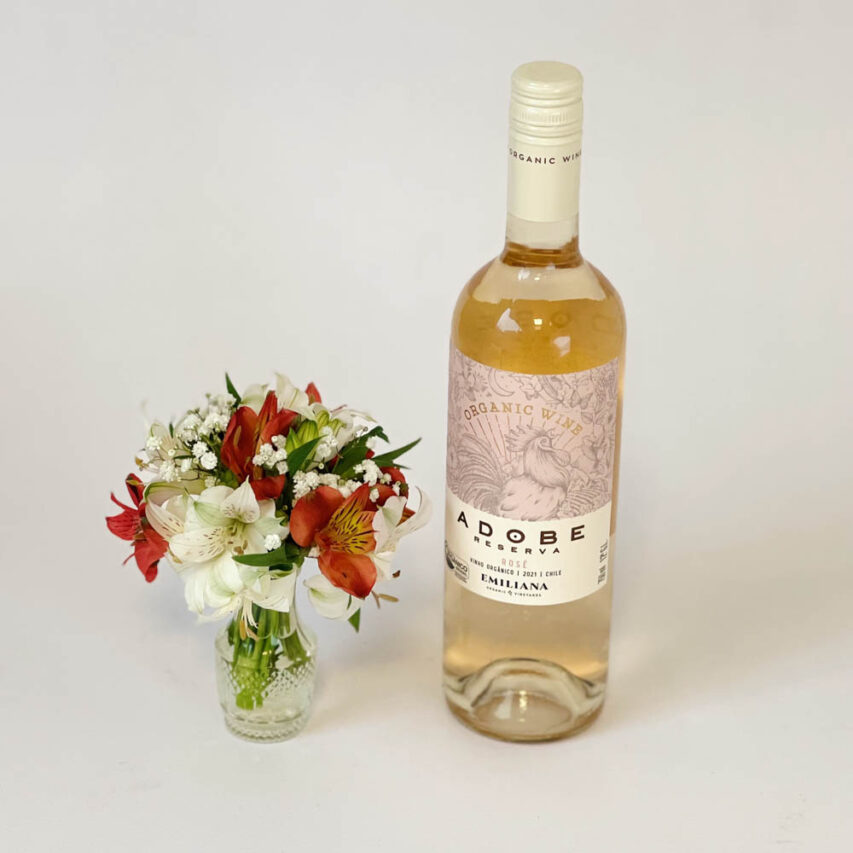 Cesta Aramada Com Vinho Rosé e Flores