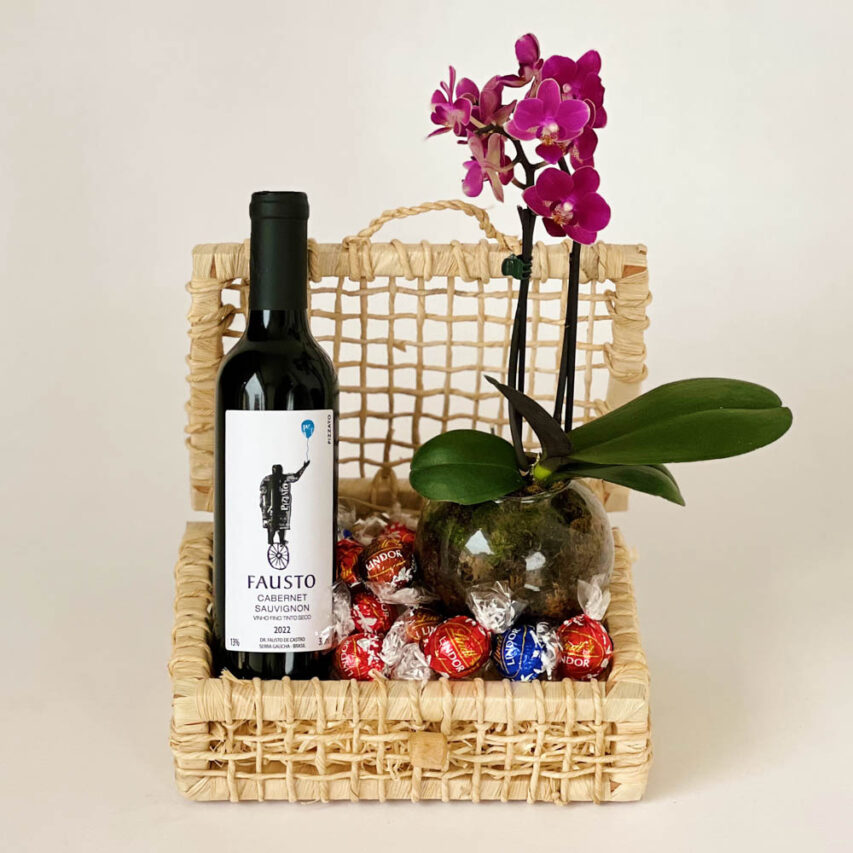 Cesta com Vinho, Flor e Chocolates