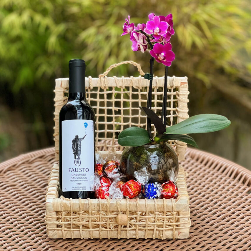 Cesta com Vinho, Flor e Chocolates