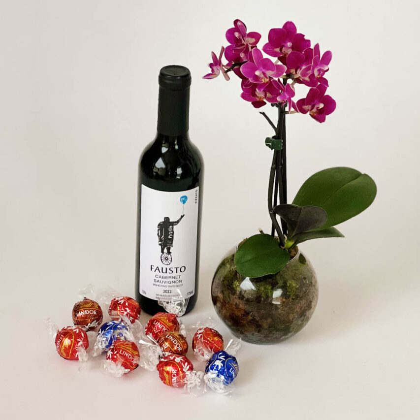 Cesta com Vinho, Flor e Chocolates