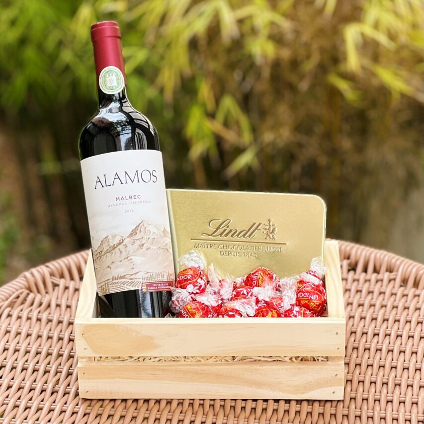 Kit com Vinho e Lata Gold Chocolate Lindt