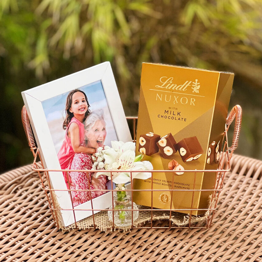 Cesta com Chocolate, Flor e Porta Retrato