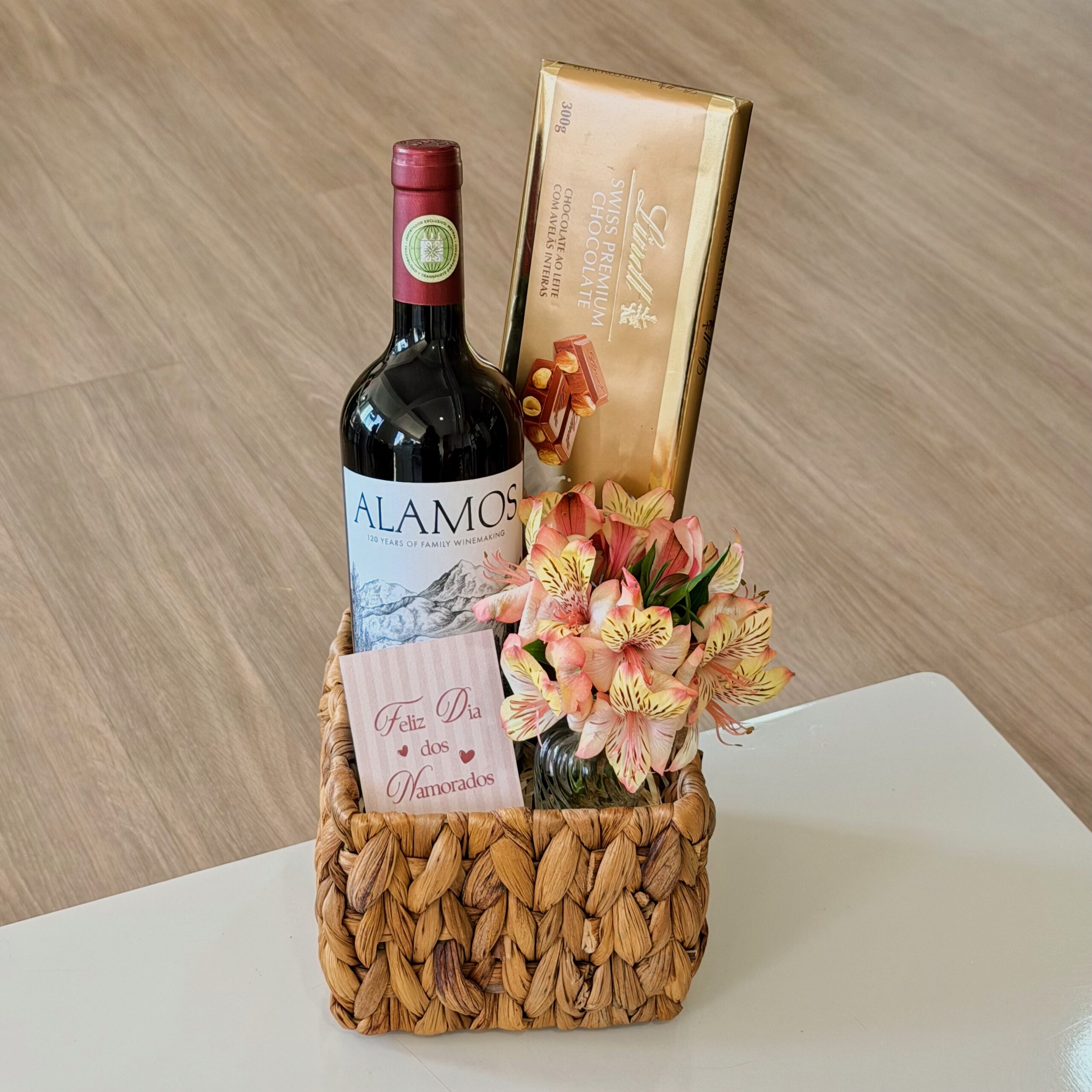 Cesta Dia dos Namorados com Vinho e Flores