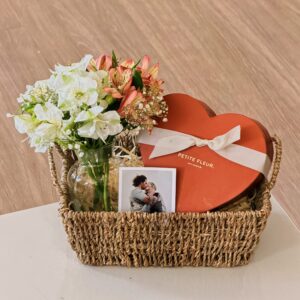 Cesta Dia dos Namorados com Flores e Chocolate