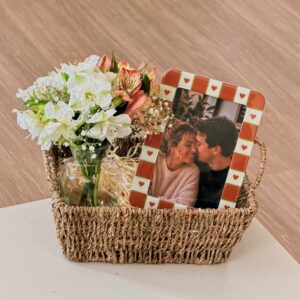 Cesta Dia dos Namorados com Porta Retrato e Flores