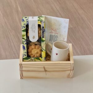 Mimo Dia dos Avós com Biscoitos e Xícara
