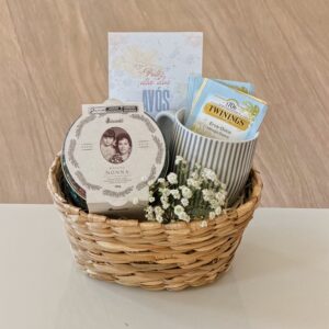 Cesta com Lata de Biscoitos e Caneca Dia dos Avós